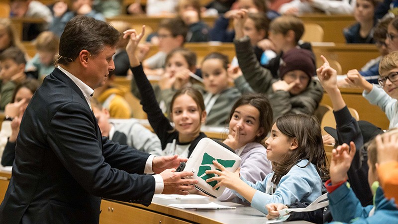 Im Herbst 2024 feierte die Kinder-Uni der HSG ihr 20-jähriges Jubiläum. Seit dem Start hat dieser feste Bestandteil des Campuslebens über 27'000 Kinder für Wissenschaft und Forschung begeistert.