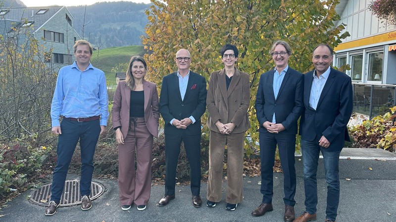 Susanne Hartmann und der Verwaltungsrat feiern die Auslagerung gemeinsam. V.l.n.r.: Georg Gestrich, Judith Bellaiche, Martin Holenweg, Susanne Hartmann, Charles Rinderknecht und Patrick Hediger.