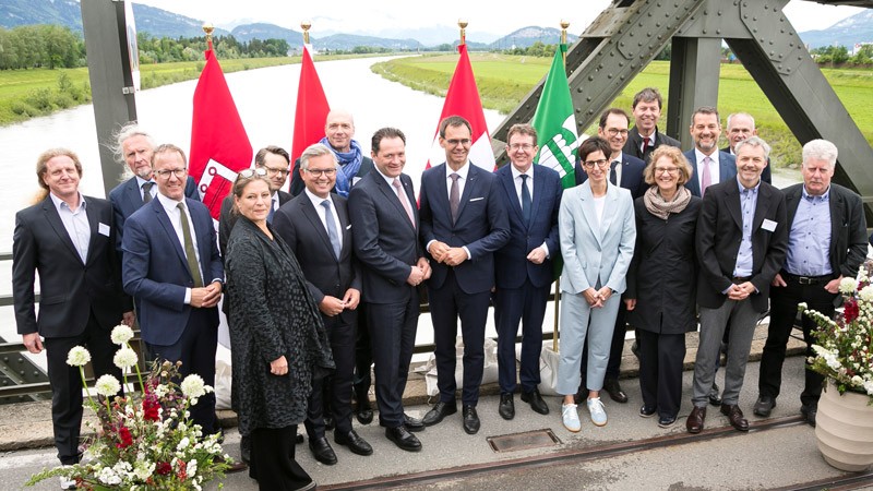 Mit dem Rhesi-Staatsvertag regeln Österreich und die Schweiz den gemeinsamen Hochwasserschutz am Alpenrhein. Die feierliche Unterzeichnung fand auf der Wiesenrainbrücke zwischen Widnau und Lustenau statt.