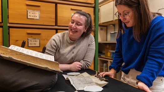 Das wissenschaftliche Inventar der rund 25'000 Urkunden des Stiftsarchivs ist nun öffentlich zugänglich. An der Erschliessung beteiligt waren die Historikerinnen Dana Balmer und Selina Sprecher. 