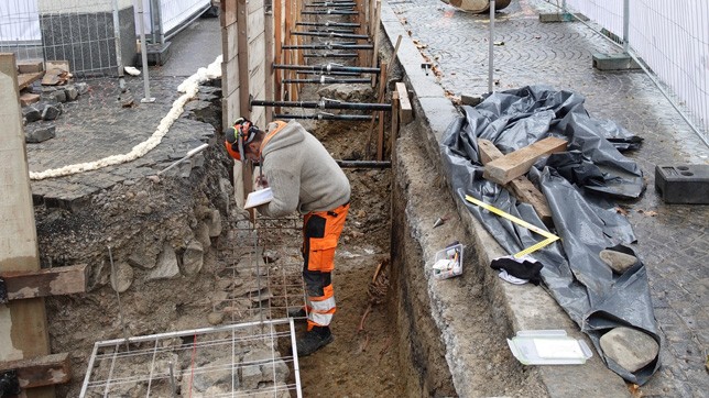 Bei Grabungsarbeiten für den Ausbau des städtischen Fernwärmenetzes am St.Galler Marktplatz entdeckte die Kantonsarchäologie Gräber eines bisher unbekannten Friedhofs aus dem späten 7. bis 9. Jahrhundert. 