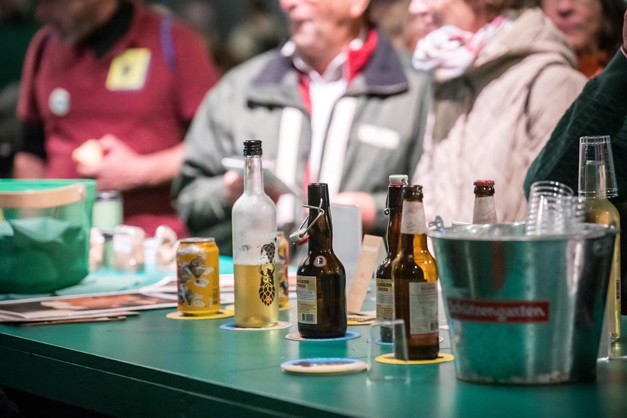 An der überlangen Bar konnten die Besucherinnen und Besucher Kulinarisches aus dem Kanton entdecken. Quelle: Michael Huwiler