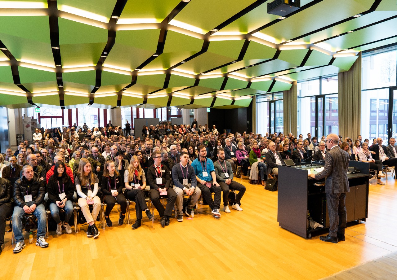 Am 20. Januar 2023 haben sich 370 Lehrpersonen und Vertreterinnen und Vertreter aus Bildung, Branche und Politik am Kaufmännischen Berufs- und Weiterbildungszentrum St.Gallen zum Ostschweizer Reform-Tag getroffen. 
