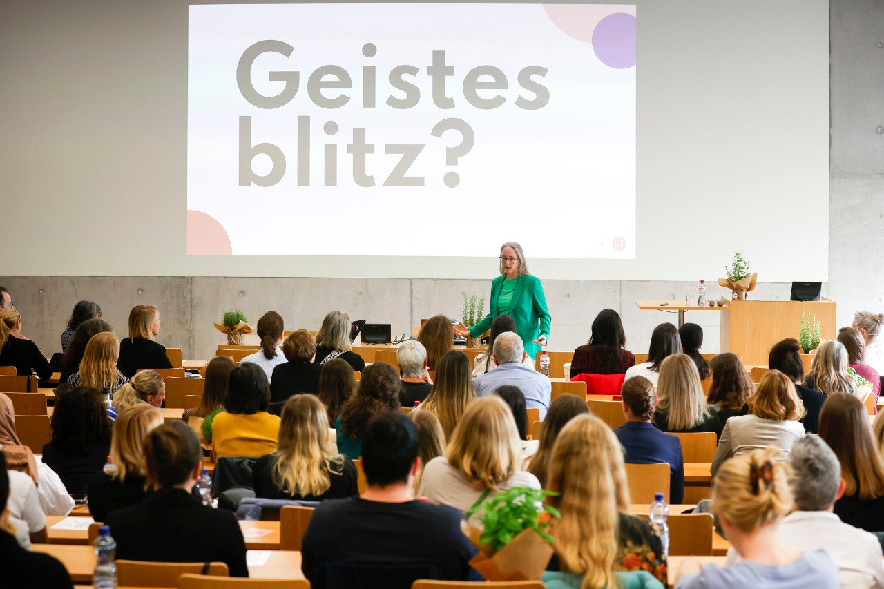 Mit Unterstützung der ITBO hat die OST am 30. August 2023 die erste Ausgabe des Ostschweizer Netzwerkanlasses für Frauen in der IT «femalITy» durchgeführt. Die Unternehmerin Bettina Hein hielt eine Keynote.