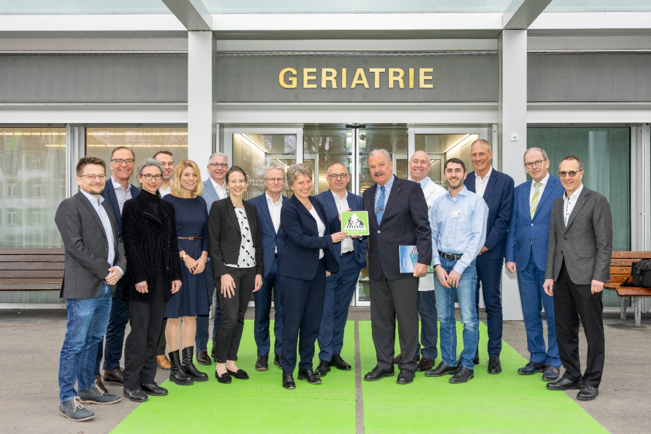 Bürgerratspräsidentin Katrin Meier übergibt die Geriatrische Klinik an den KSSG- Verwaltungsratspräsidenten Felix Sennhauser. 