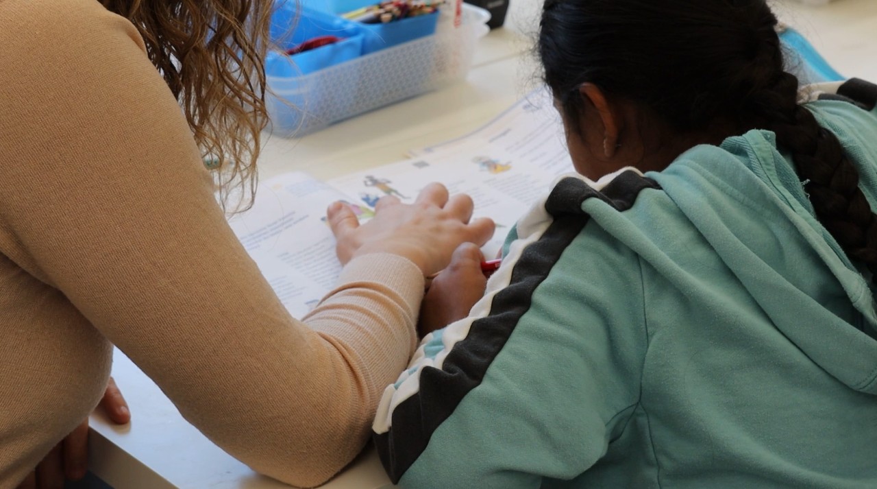 Das Lehrpersonal im Asylzentrum unterrichtet ein Kind im schulpflichtigen Alter.