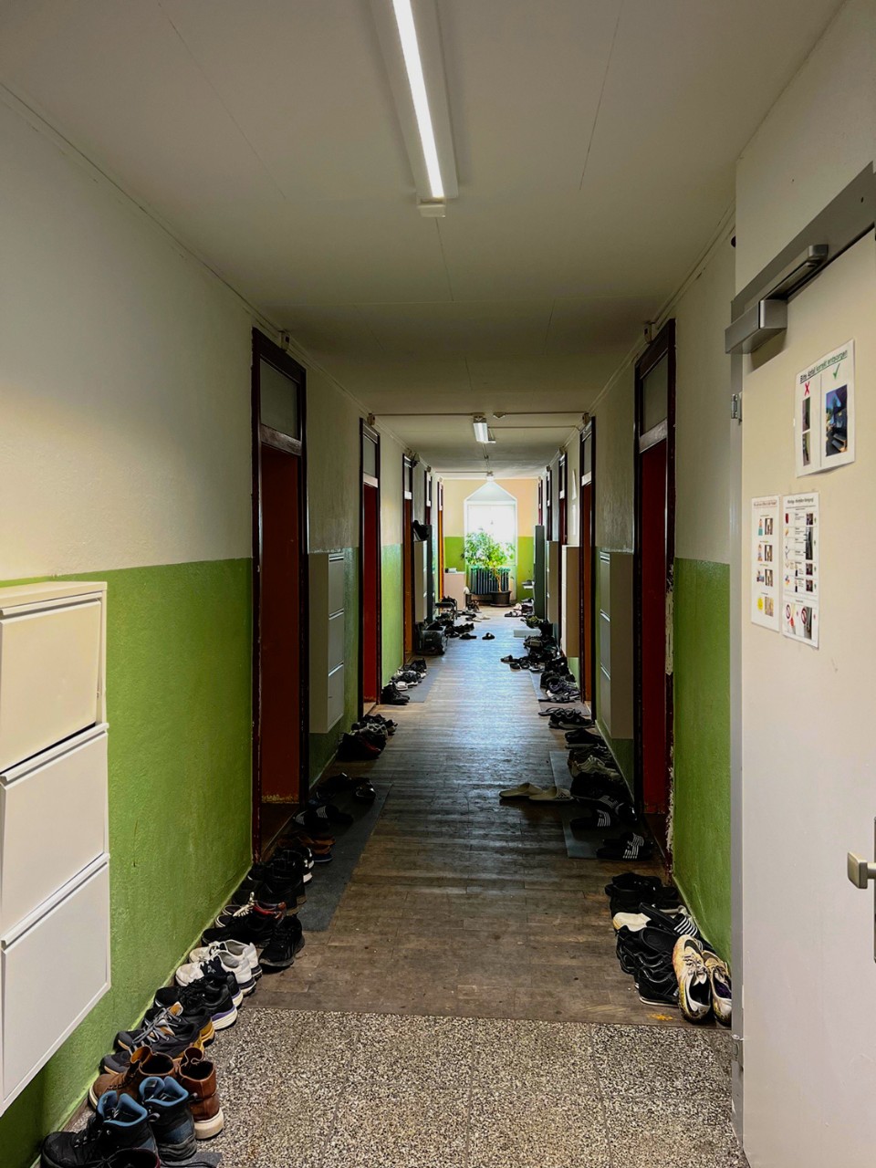 Die unzähligen Schuhe vor den Zimmern der Asylsuchenden im Zentrum Thurhof geben einen Hinweis auf die dichte Belegung während des ganzen Jahres. 