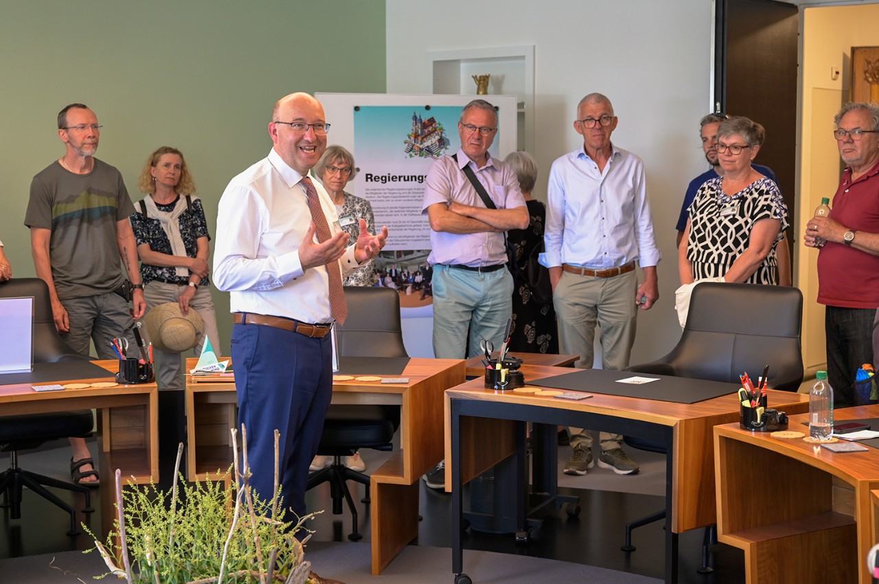 Regierungsrat Beat Tinner zeigt den Besucherinnen und Besuchern das Regierungsratszimmer.