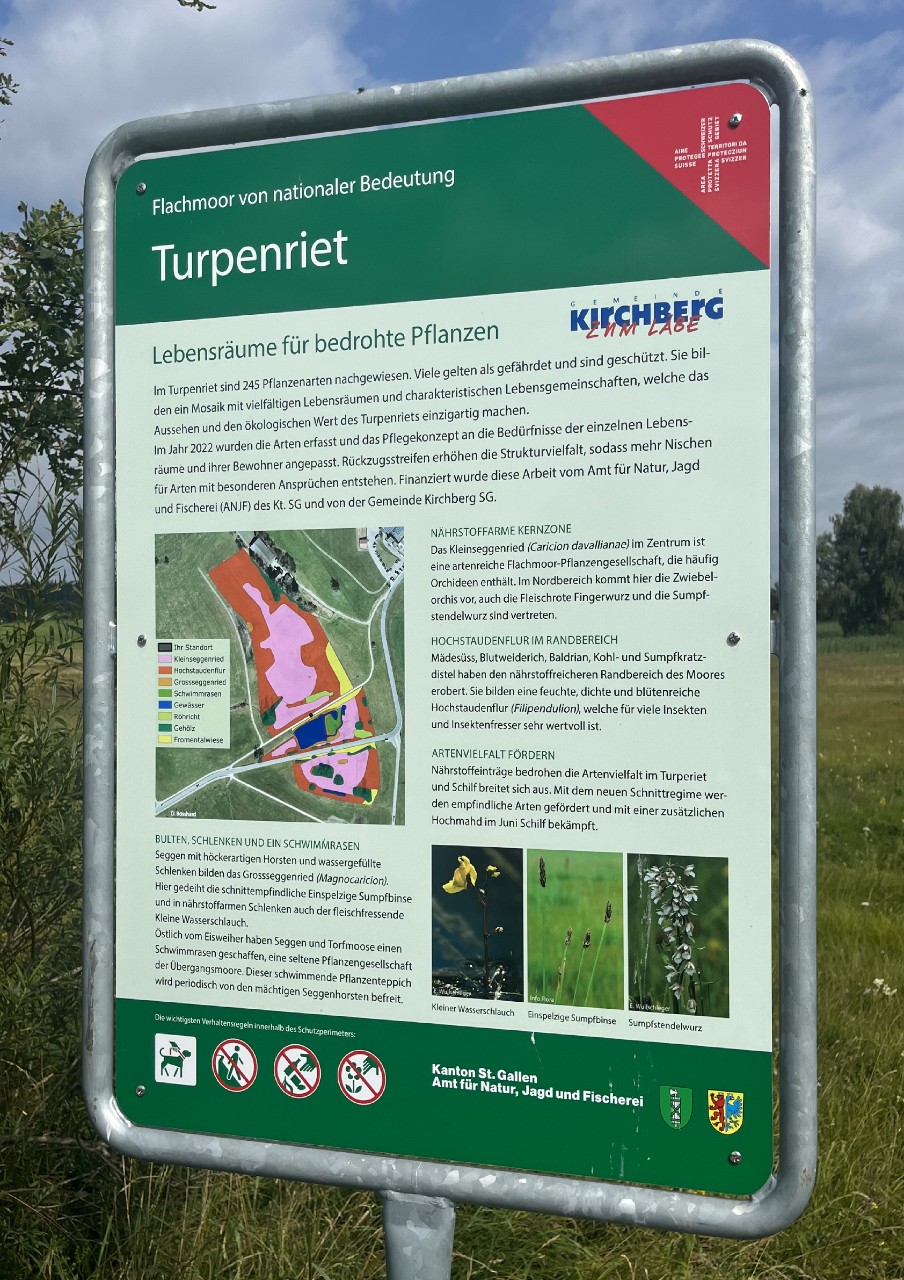 Zur Sanierung eines grösseren Biotops gehört auch eine aktuelle Informationstafel wie hier beim Turpenriet in der Gemeinde Kirchberg.