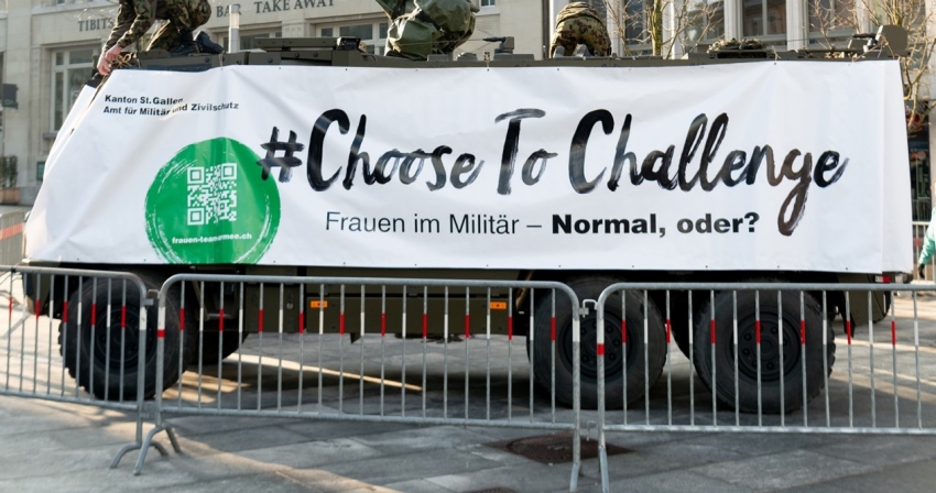 Die Aktion am International Women's Day vor dem Bahnhof St.Gallen hat viel positives Feedback gebracht. Das Bild zeigt ein Geschütztes Mannschaftstransportfahrzeug.