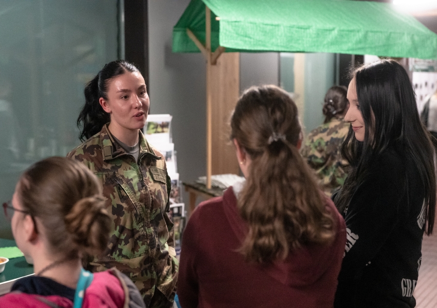 Eine Frau Leutnant geht im direkten Gespräch mit den interessierten Frauen auf deren spezifische Anliegen ein.