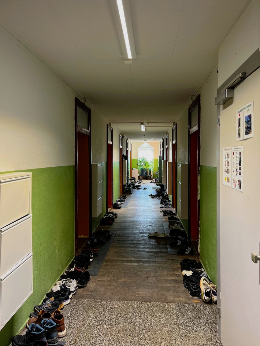 Die unzähligen Schuhe vor den Zimmern der Asylsuchenden im Zentrum Thurhof geben einen Hinweis auf die dichte Belegung.