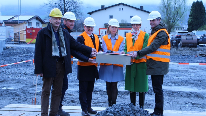 Architekt Gerhard Wittwer, Gemeindepräsident Jörg Tanner, Regierungsrat Stefan Kölliker, Rektorin Pascale Chenevard, Regierungspräsidentin Susanne Hartmann, Kantonsbaumeister Erol Doguoglu (v.l.) legen den Grundstein. Quelle: Bau- und Umweltdepartement 