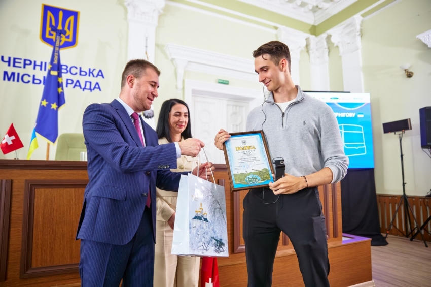 Studentisches Engagement: Dank der Initiative «St. Gallen Helps Ukraine» von HSG-Studierenden wurden diesen Herbst elf gespendete Busse der Verkehrsbetriebe St.Gallen in die Ukraine geliefert. Tschernihiws Bürgermeister Oleksander Lomako mit Oliver Meyer von St. Gallen Helps Ukraine.